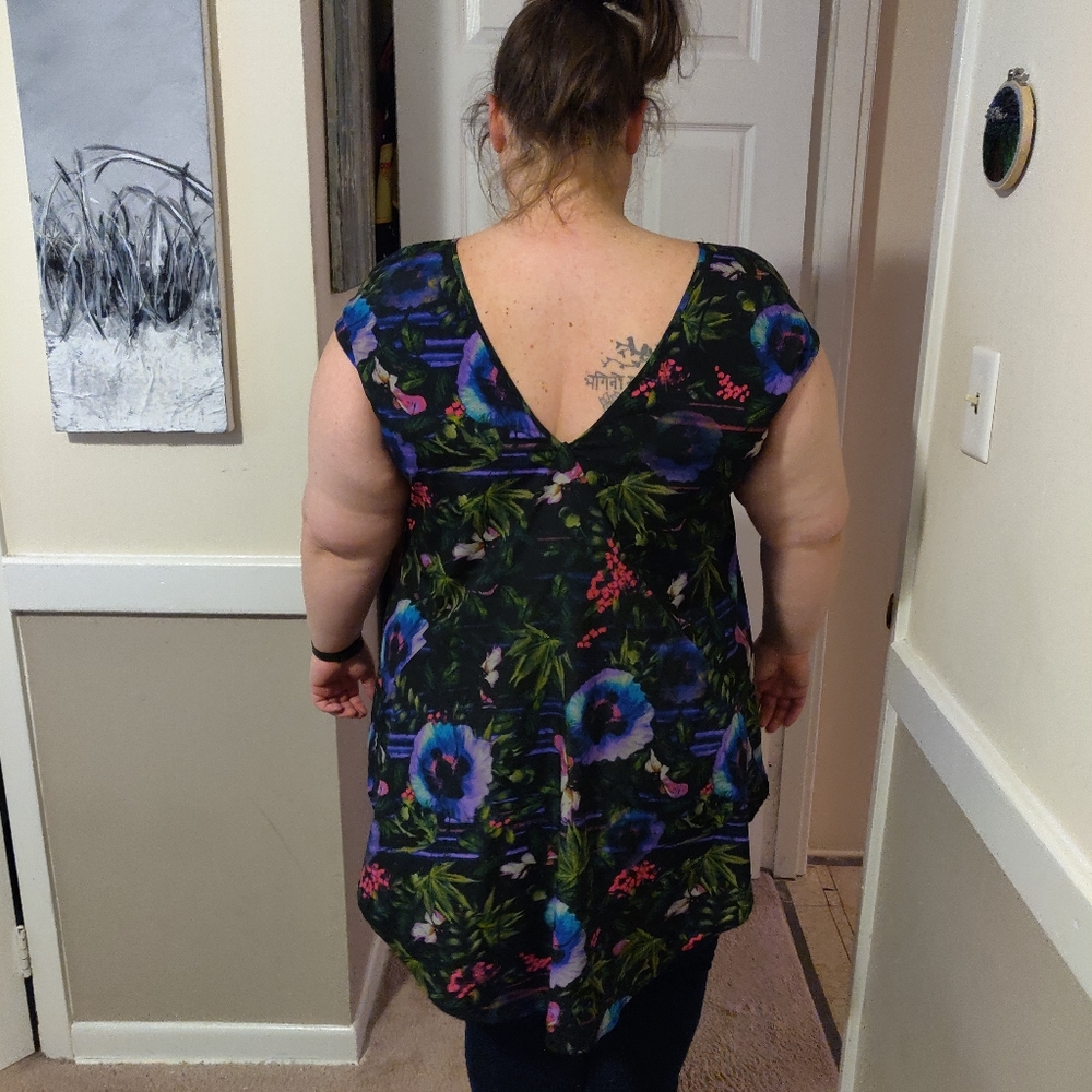 🌮3/$15!!🌮 Beautiful tropical floral shirt